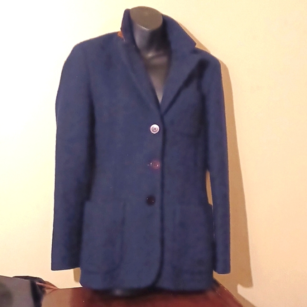 DKNY,Navy blue,suede collar,100% wool,button down blazer! Sz.6